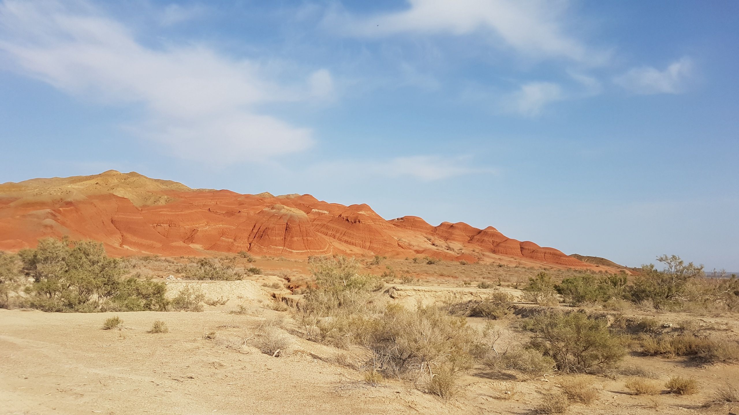 Разноцветные полосы Актау