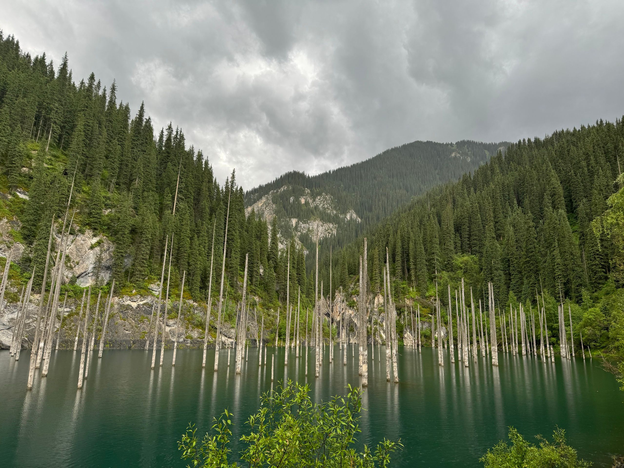 Озеро Каинды в облачную погоду
