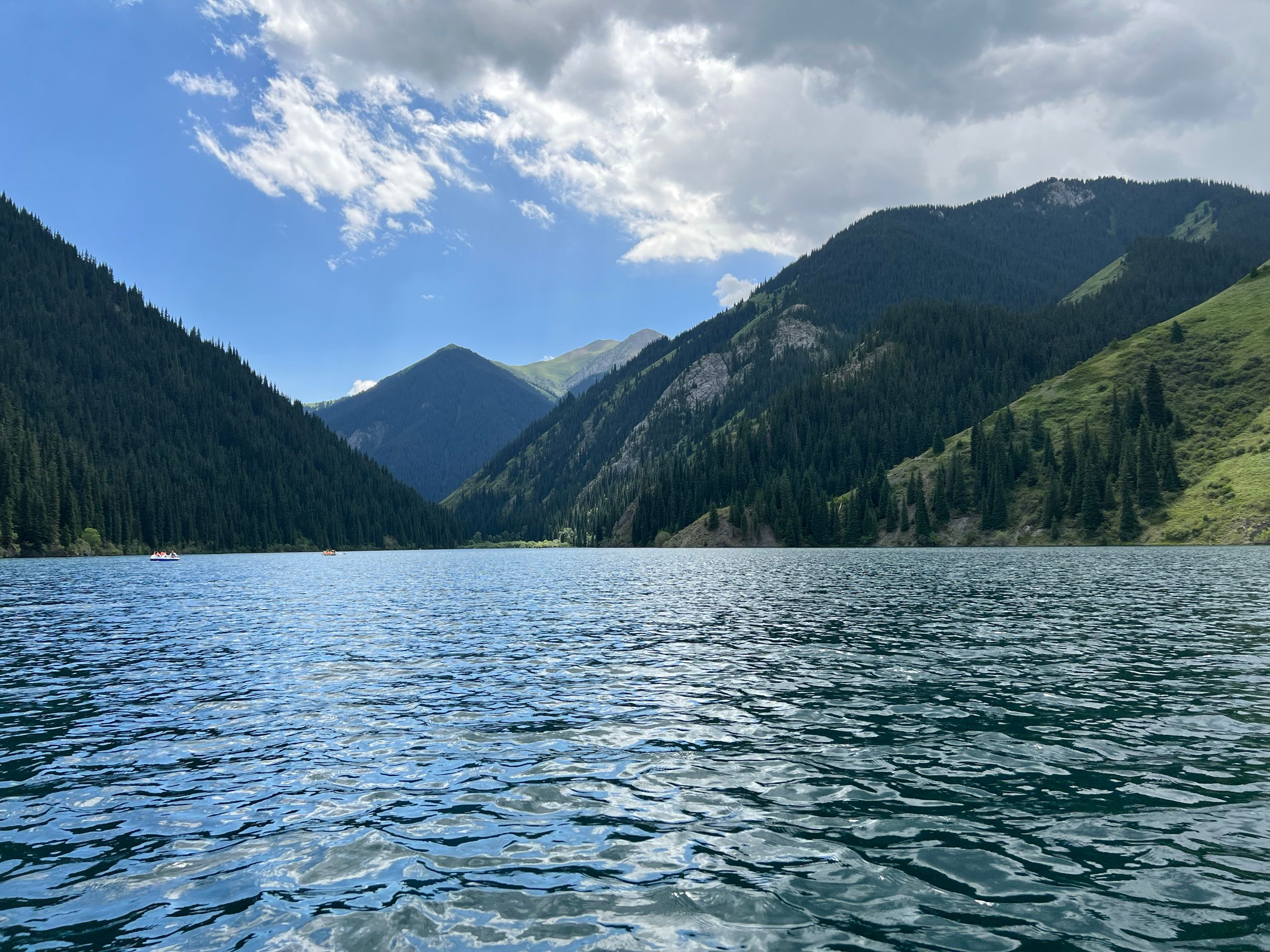 Кольсайские озёра в июне, сочная зелень склонов