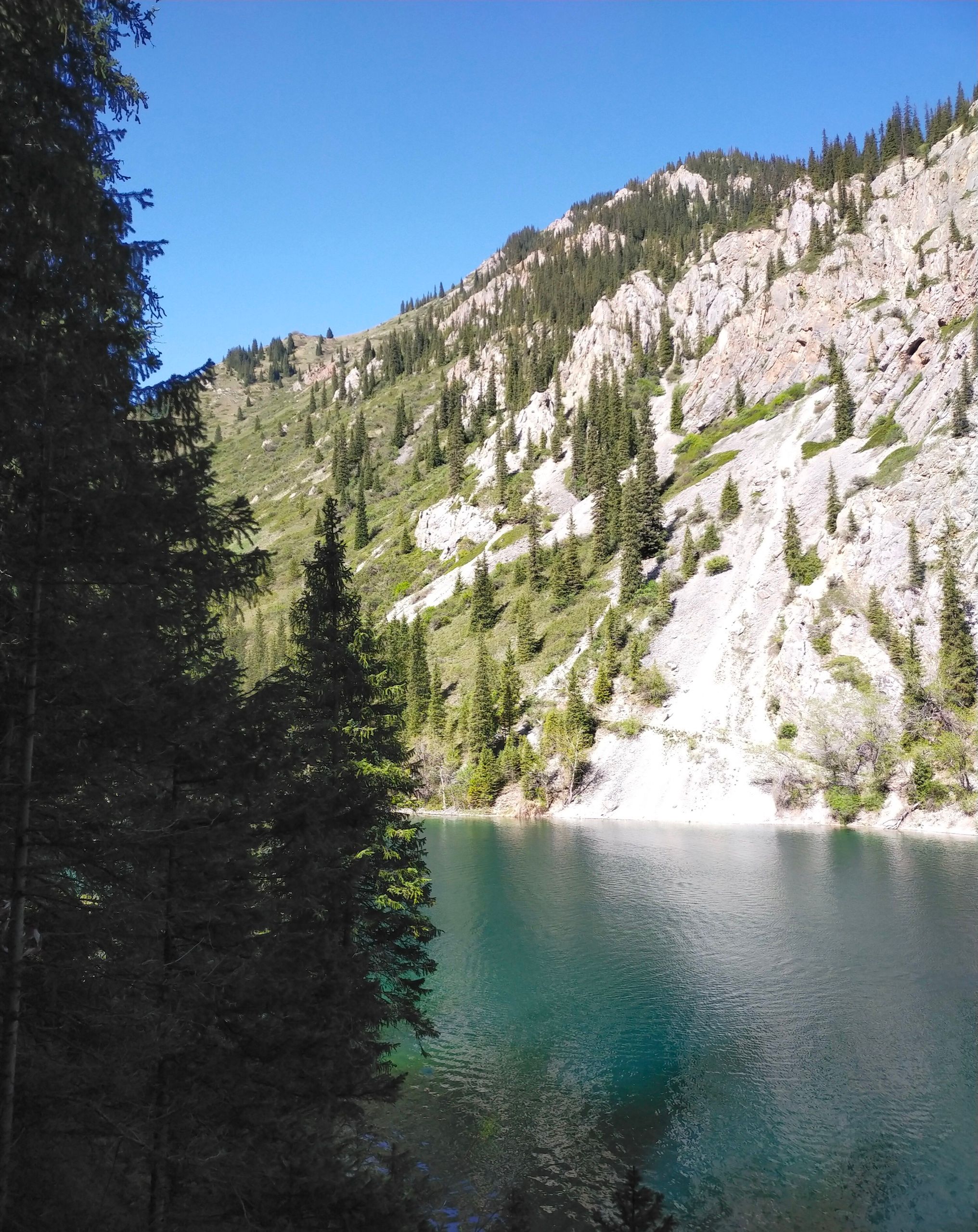 Озеро и горы в нацпарке Кольсай