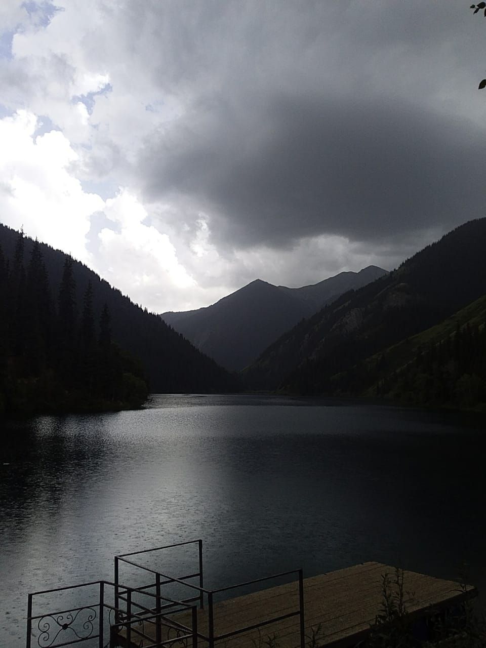 Кольсайское озеро в летнем свете