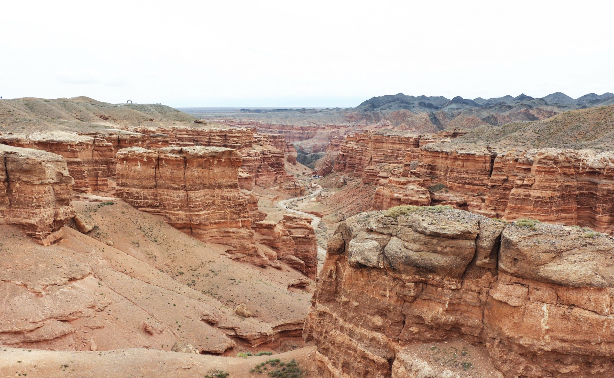Красные песчаниковые скалы в Чарынском каньоне