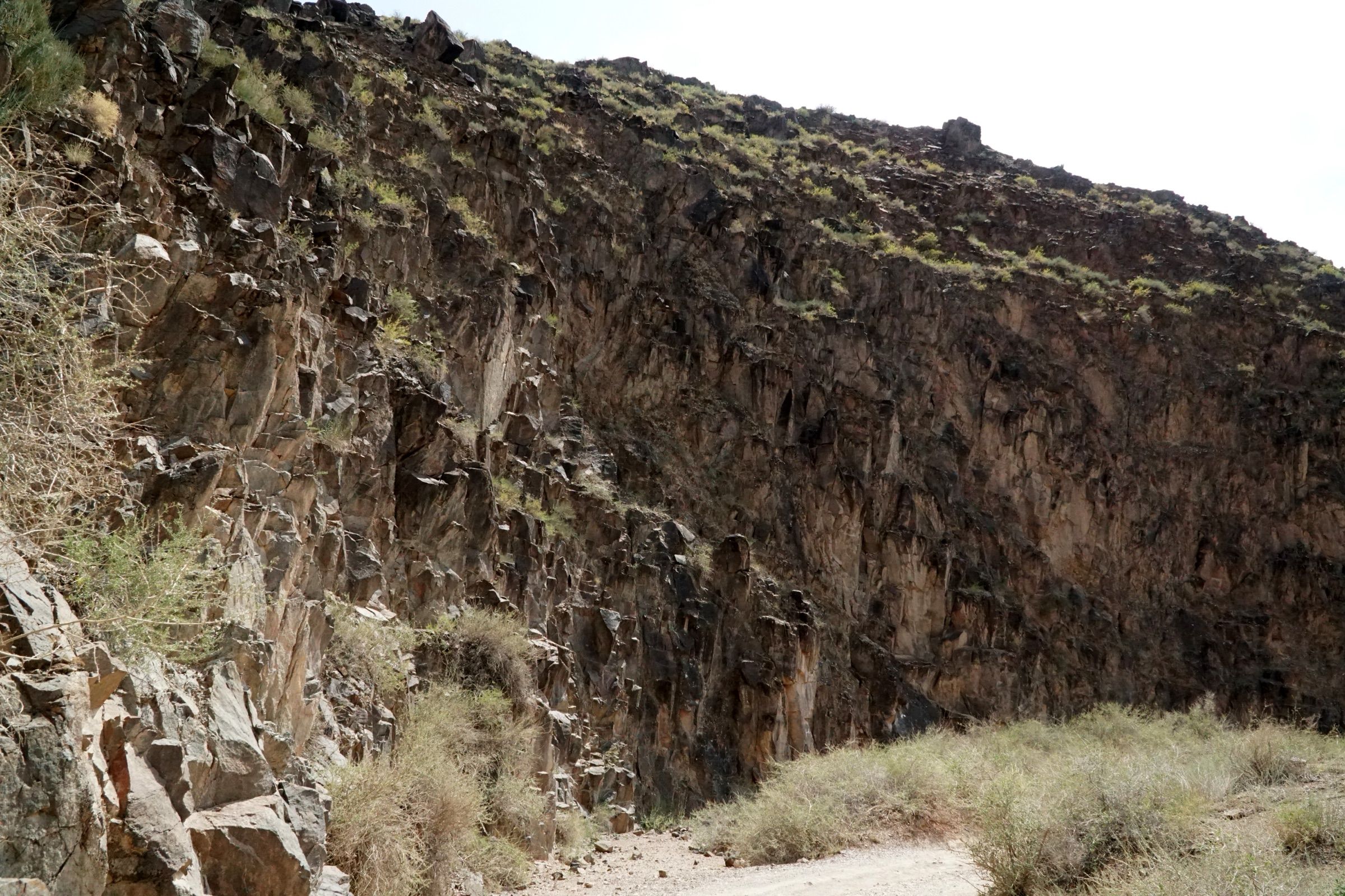 Слоистые скалы Чарынского каньона со смотровой площадки