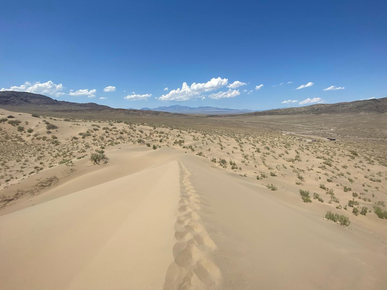 Туристы на гребне Поющего бархана в Алтын-Эмеле