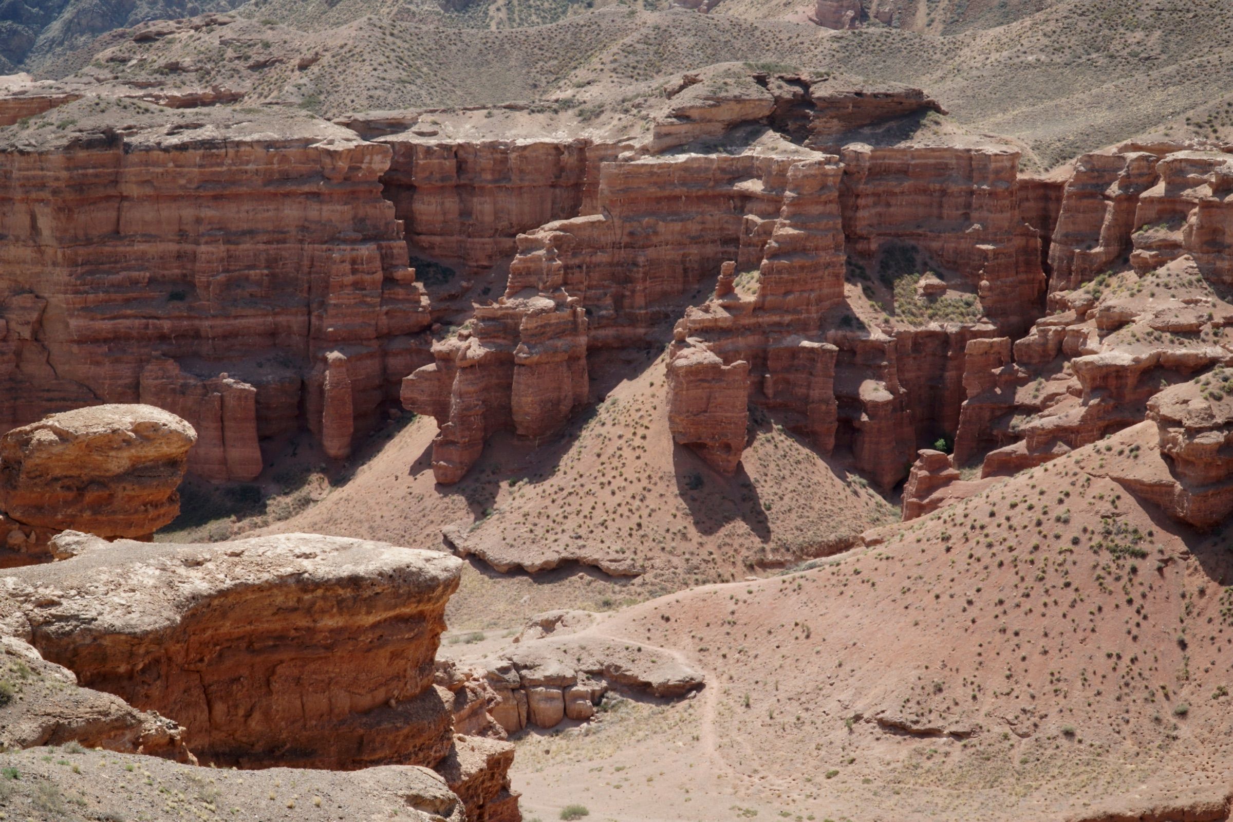 Тёплый дневной свет на красных стенах Чарынского каньона