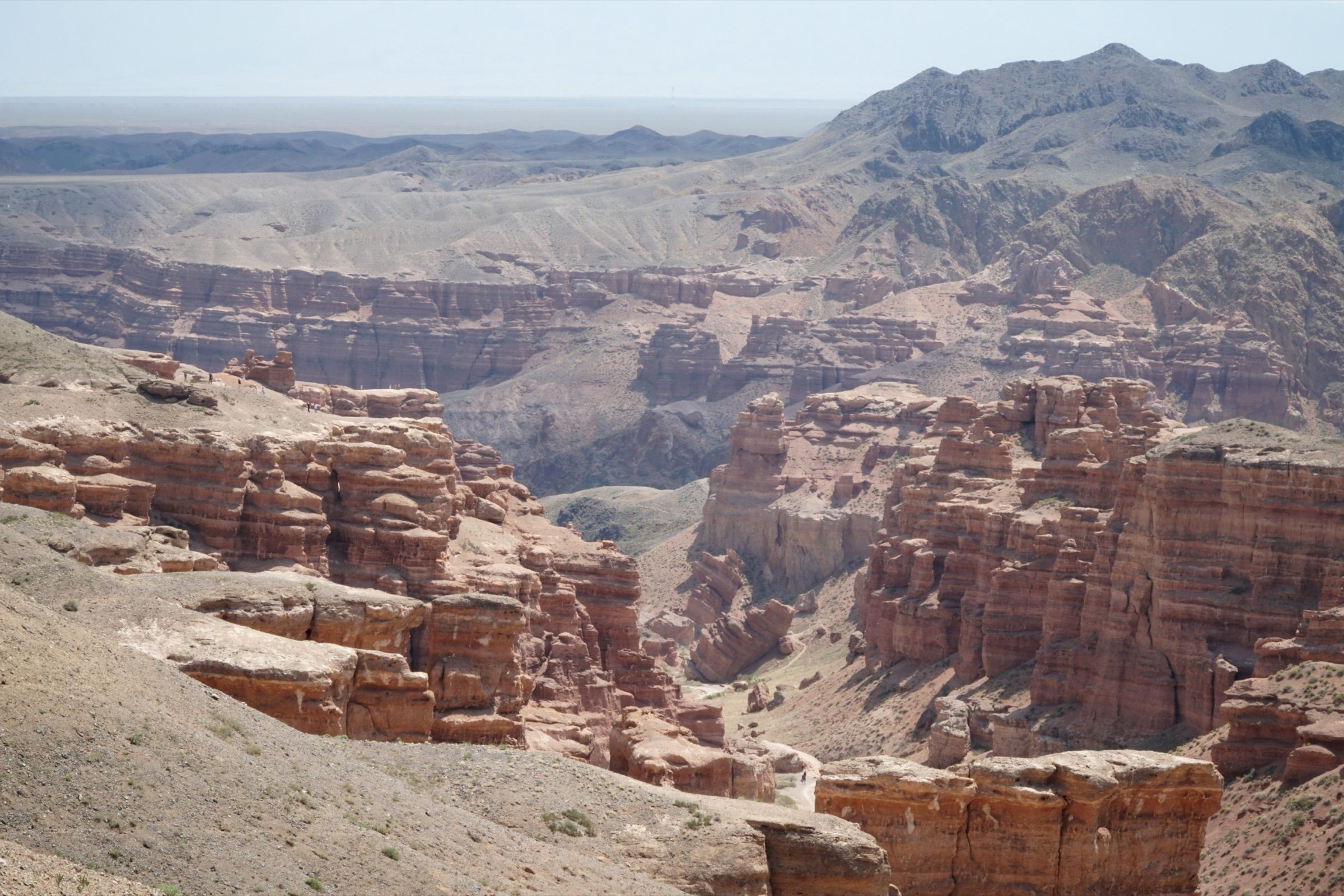 Высокие красные скалы Долины Замков в Чарынском каньоне