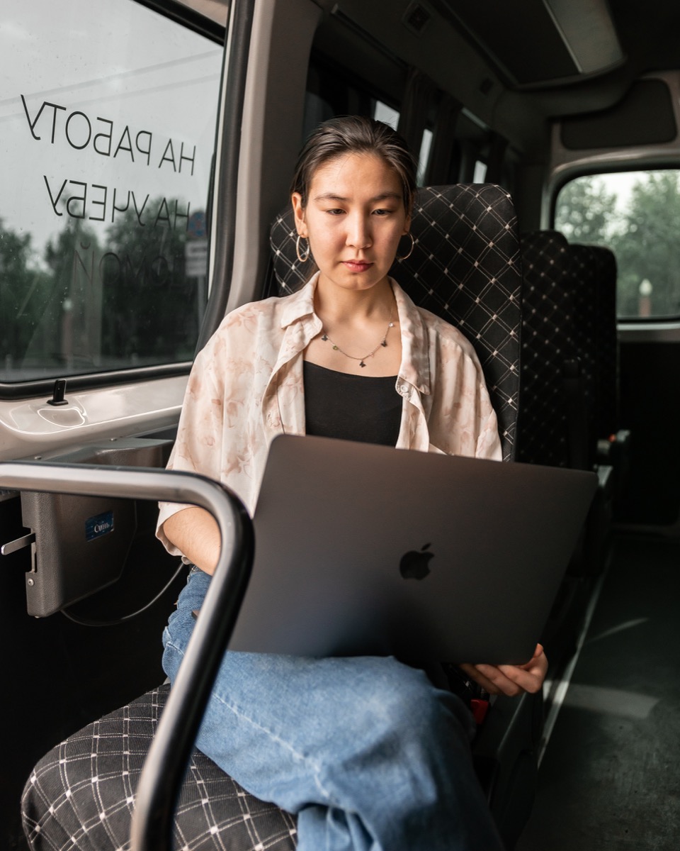 Mektep Go app screenshot: live bus map and notifications